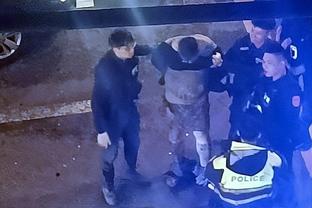 恶劣！米尔沃尔球迷对莱斯特城做坠机手势，随后被警方拘留